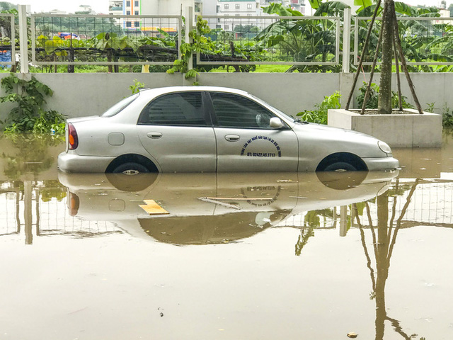  Hà Nội: Sau trận mưa lớn, hàng loạt ô tô ngập sâu trong biển nước  - Ảnh 6.