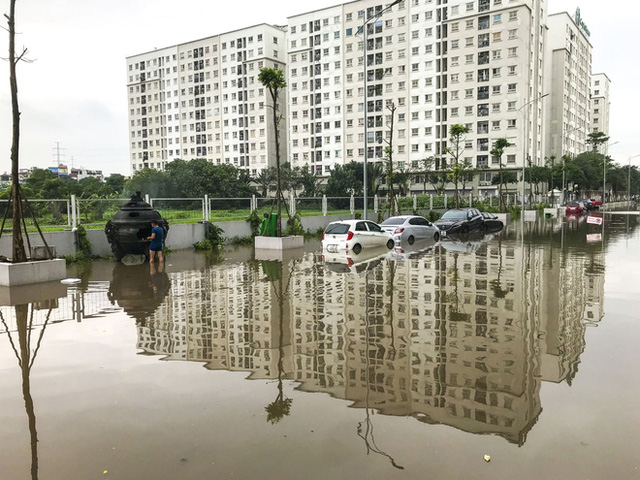  Hà Nội: Sau trận mưa lớn, hàng loạt ô tô ngập sâu trong biển nước  - Ảnh 7.