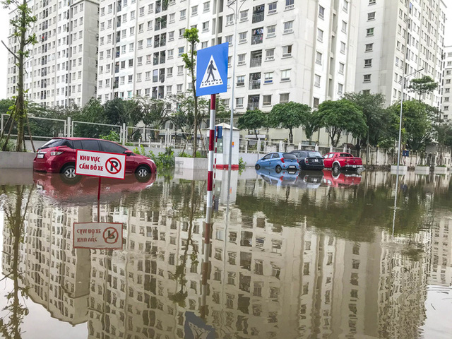  Hà Nội: Sau trận mưa lớn, hàng loạt ô tô ngập sâu trong biển nước  - Ảnh 8.