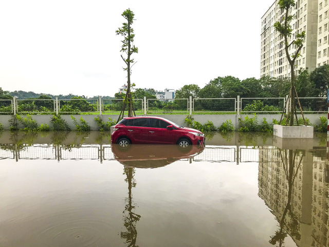  Hà Nội: Sau trận mưa lớn, hàng loạt ô tô ngập sâu trong biển nước  - Ảnh 9.