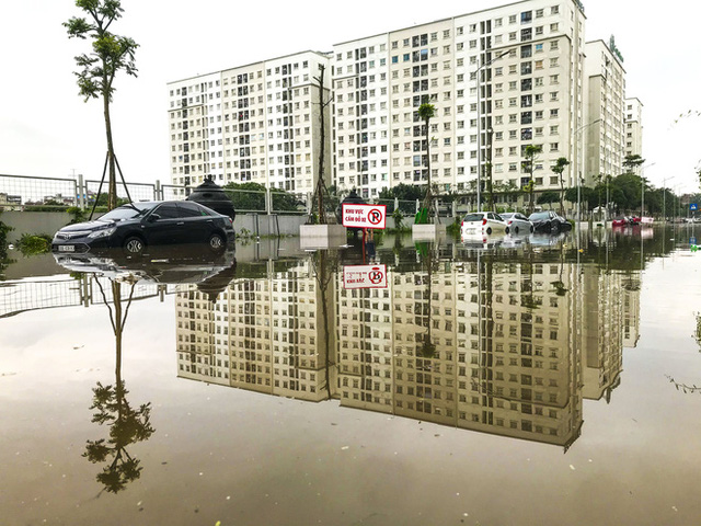  Hà Nội: Sau trận mưa lớn, hàng loạt ô tô ngập sâu trong biển nước  - Ảnh 10.