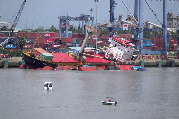 TP.HCM: Cấm tàu thuyền lưu thông trên tuyến rạch Dơi - sông Kinh để trục vớt 18 container chìm dưới sông - Ảnh 1.