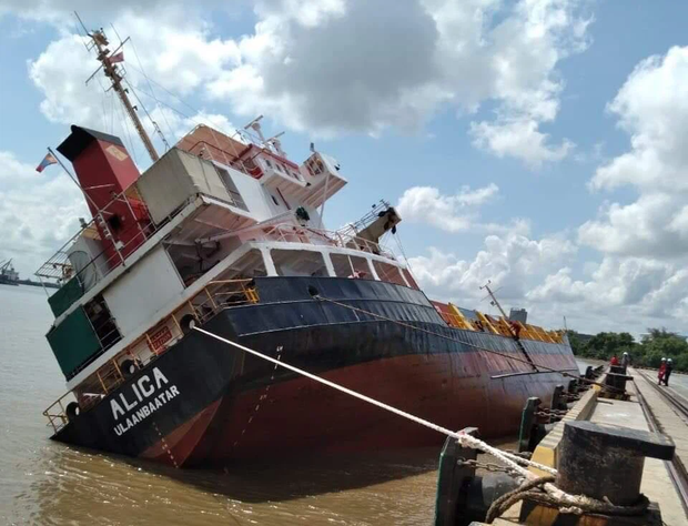 TP.HCM: Cấm tàu thuyền lưu thông trên tuyến rạch Dơi - sông Kinh để trục vớt 18 container chìm dưới sông - Ảnh 2.