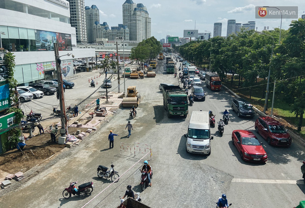 Con đường cứ mưa là ngập ở Sài Gòn nâng cấp xong, người dân hối hả xây “tường đê” vì... mặt đường cao hơn nhà - Ảnh 1.