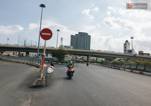 Con đường cứ mưa là ngập ở Sài Gòn nâng cấp xong, người dân hối hả xây “tường đê” vì... mặt đường cao hơn nhà - Ảnh 14.
