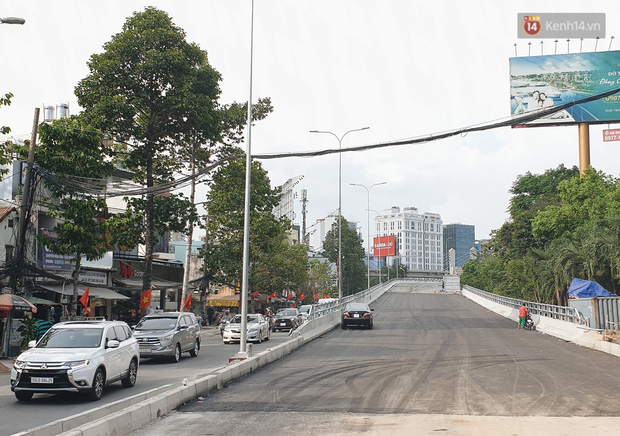 Con đường cứ mưa là ngập ở Sài Gòn nâng cấp xong, người dân hối hả xây “tường đê” vì... mặt đường cao hơn nhà - Ảnh 9.