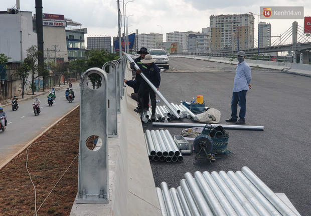 Con đường cứ mưa là ngập ở Sài Gòn nâng cấp xong, người dân hối hả xây “tường đê” vì... mặt đường cao hơn nhà - Ảnh 10.