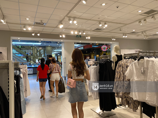 Loạt store H&M Việt Nam lúc này: Ở Hà Nội khá vắng vẻ, bị viết cả lời ...