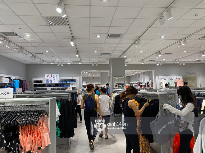 Loạt store H&M Việt Nam lúc này: Ở Hà Nội khá vắng vẻ, bị viết cả lời ...