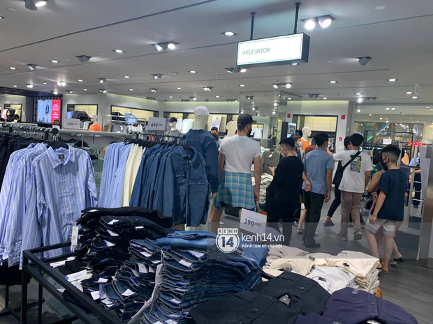 Loạt store H&M Việt Nam lúc này: Ở Hà Nội khá vắng vẻ, bị viết cả lời phản đối lên poster; TP.HCM vẫn đông đúc - Ảnh 6.