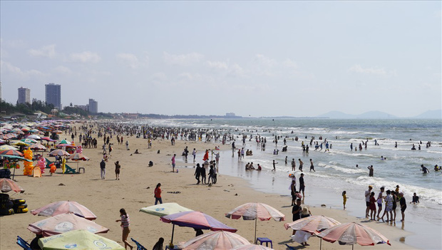 Xôn xao hình ảnh biển người chen nhau ở bãi biển Vũng Tàu dịp nghỉ lễ 30/4 - 1/5 - Ảnh 5.