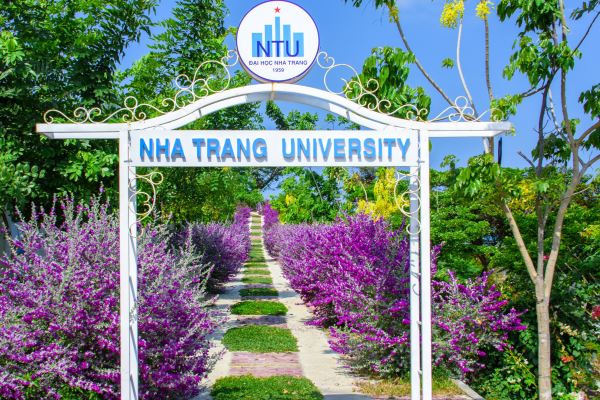 Ngôi trường có khuôn viên đẹp nhất Việt Nam, 4 mùa hoa nở, học phí siêu thấp mà sinh viên đi học ngày nào cũng ngỡ lạc vào resort - Ảnh 12. Ngôi trường có khuôn viên đẹp nhất Việt Nam, 4 mùa hoa nở, học phí siêu thấp mà sinh viên đi học ngày nào cũng ngỡ lạc vào resort - Ảnh 12.