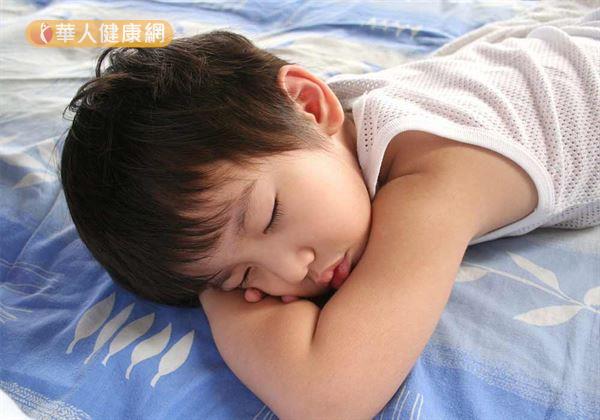 Tình trạng trẻ dậy thì sớm tăng gấp 35 lần so với 10 năm trước: Cảnh báo dấu hiệu dậy thì sớm ở bé trai mà bố mẹ Việt dễ bỏ qua - Ảnh 2.