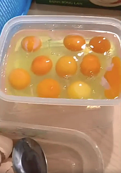 Bà mẹ 35 tuổi ở Hà Nội gây tranh cãi vì thường xuyên ăn 20 - 30 quả trứng gà sống nhanh như uống canh, tiết lộ mục đích cực bất ngờ vì sao lại có thói quen ăn kỳ lạ này - Ảnh 10. Bà mẹ 35 tuổi ở Hà Nội gây tranh cãi vì thường xuyên ăn 20 - 30 quả trứng gà sống nhanh như uống canh, tiết lộ mục đích cực bất ngờ vì sao lại có thói quen ăn kỳ lạ này - Ảnh 10.