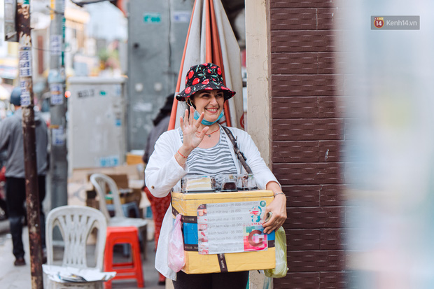 Ảnh, clip: Gặp cô Tây xinh đẹp bán bánh kem dạo mưu sinh trên đường phố Sài Gòn - Ảnh 2.