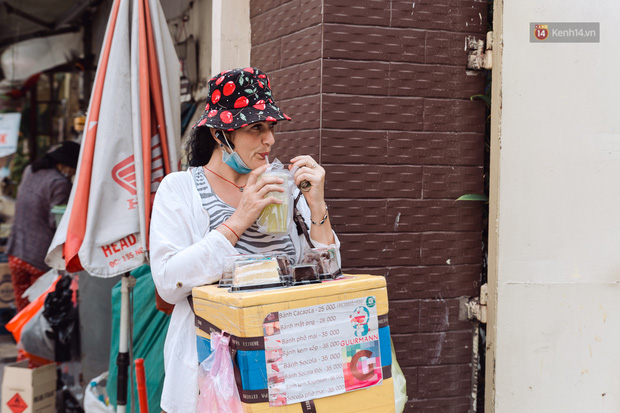 Ảnh, clip: Gặp cô Tây xinh đẹp bán bánh kem dạo mưu sinh trên đường phố Sài Gòn - Ảnh 22.