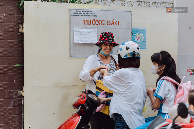 Ảnh, clip: Gặp cô Tây xinh đẹp bán bánh kem dạo mưu sinh trên đường phố Sài Gòn - Ảnh 7.