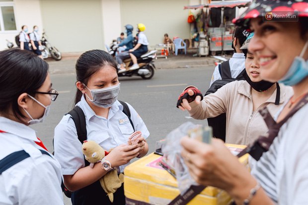 Ảnh, clip: Gặp cô Tây xinh đẹp bán bánh kem dạo mưu sinh trên đường phố Sài Gòn - Ảnh 8.