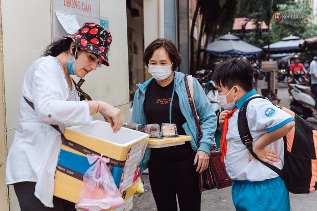 Ảnh, clip: Gặp cô Tây xinh đẹp bán bánh kem dạo mưu sinh trên đường phố Sài Gòn - Ảnh 9.