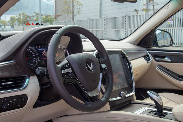 Đổi từ Mercedes-Benz GLC sang VinFast Lux SA2.0, giám đốc 8X đánh giá: Hơn vận hành, thua hoàn thiện, cần thêm tính năng an toàn - Ảnh 15.