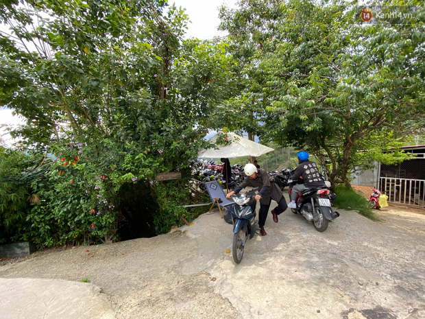 “Vỡ trận” các quán cà phê hot ở Đà Lạt hôm nay: Dân tình kéo nhau đi trú mưa, tìm chỗ đứng còn khó huống chi ngồi! - Ảnh 16.