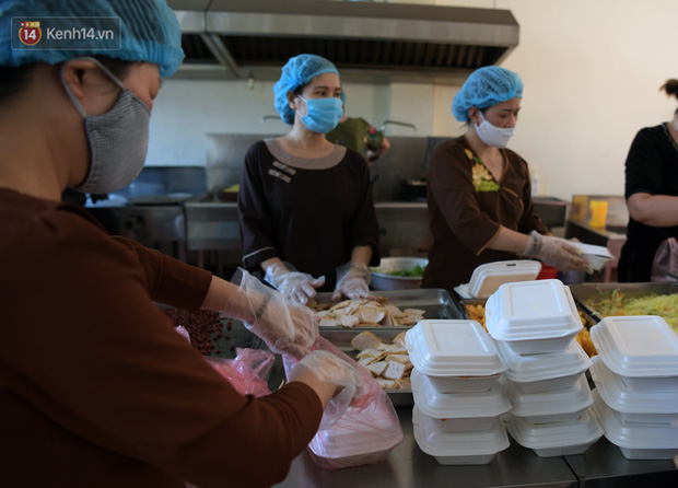  Hơn 200 suất cơm từ thiện được chuyển cho bệnh nhân và người nhà đang cách ly tại bệnh viện K2 Tân Triều  - Ảnh 11.