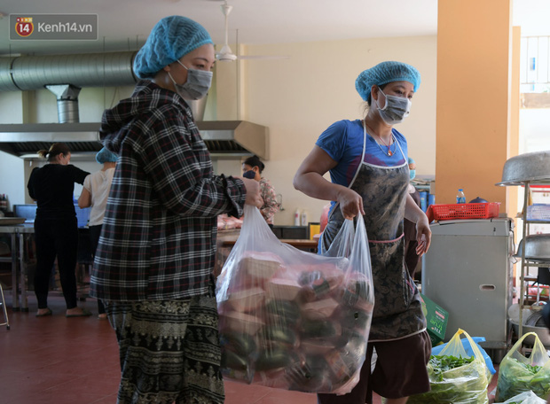  Hơn 200 suất cơm từ thiện được chuyển cho bệnh nhân và người nhà đang cách ly tại bệnh viện K2 Tân Triều  - Ảnh 13.