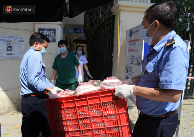  Hơn 200 suất cơm từ thiện được chuyển cho bệnh nhân và người nhà đang cách ly tại bệnh viện K2 Tân Triều  - Ảnh 14.