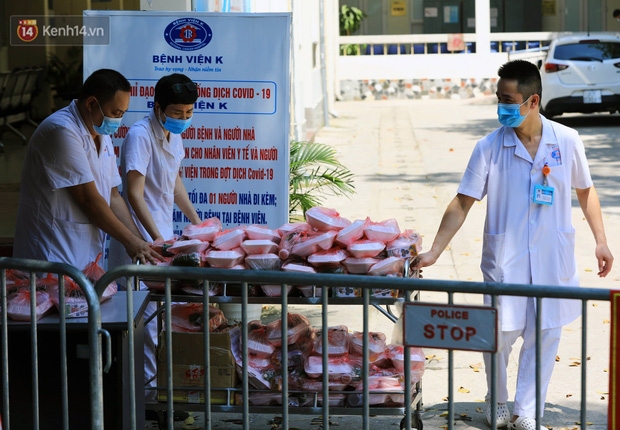  Hơn 200 suất cơm từ thiện được chuyển cho bệnh nhân và người nhà đang cách ly tại bệnh viện K2 Tân Triều  - Ảnh 15.