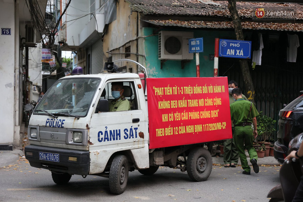  Hà Nội: Lực lượng chức năng ra quân tuyên truyền người dân dừng bán bia hơi và chợ cóc để phòng dịch Covid-19  - Ảnh 1.