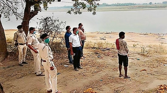  Phát hiện thêm 70 thi thể trôi sông Ấn Độ, phân hủy nặng đến mức không thể xét nghiệm tử thi - Ảnh 1.