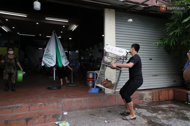  Hà Nội: Lực lượng chức năng ra quân tuyên truyền người dân dừng bán bia hơi và chợ cóc để phòng dịch Covid-19  - Ảnh 12.