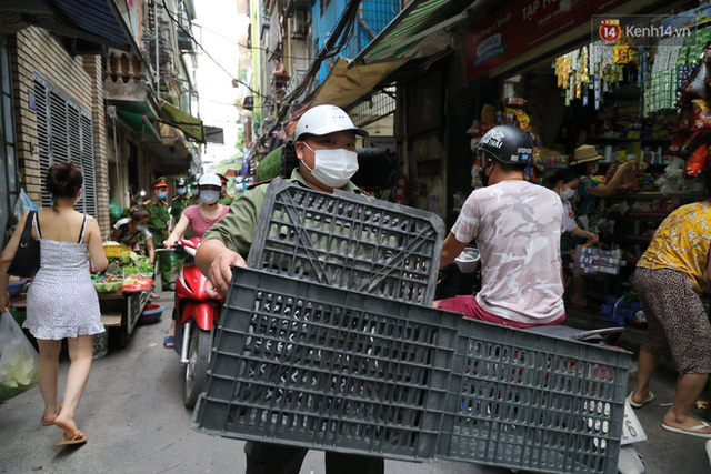  Hà Nội: Lực lượng chức năng ra quân tuyên truyền người dân dừng bán bia hơi và chợ cóc để phòng dịch Covid-19  - Ảnh 13.