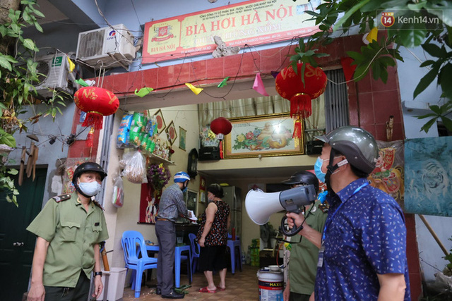  Hà Nội: Lực lượng chức năng ra quân tuyên truyền người dân dừng bán bia hơi và chợ cóc để phòng dịch Covid-19  - Ảnh 15.