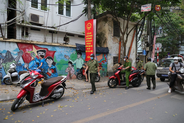  Hà Nội: Lực lượng chức năng ra quân tuyên truyền người dân dừng bán bia hơi và chợ cóc để phòng dịch Covid-19  - Ảnh 16.