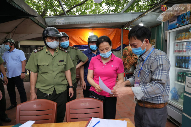  Hà Nội: Lực lượng chức năng ra quân tuyên truyền người dân dừng bán bia hơi và chợ cóc để phòng dịch Covid-19  - Ảnh 4.