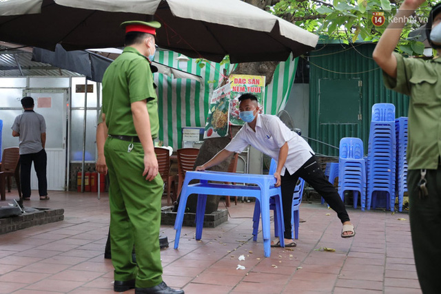  Hà Nội: Lực lượng chức năng ra quân tuyên truyền người dân dừng bán bia hơi và chợ cóc để phòng dịch Covid-19  - Ảnh 5.