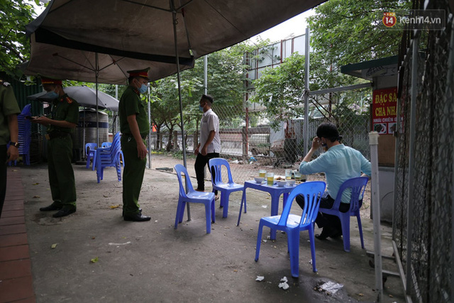  Hà Nội: Lực lượng chức năng ra quân tuyên truyền người dân dừng bán bia hơi và chợ cóc để phòng dịch Covid-19  - Ảnh 6.