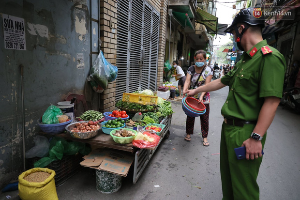  Hà Nội: Lực lượng chức năng ra quân tuyên truyền người dân dừng bán bia hơi và chợ cóc để phòng dịch Covid-19  - Ảnh 7.