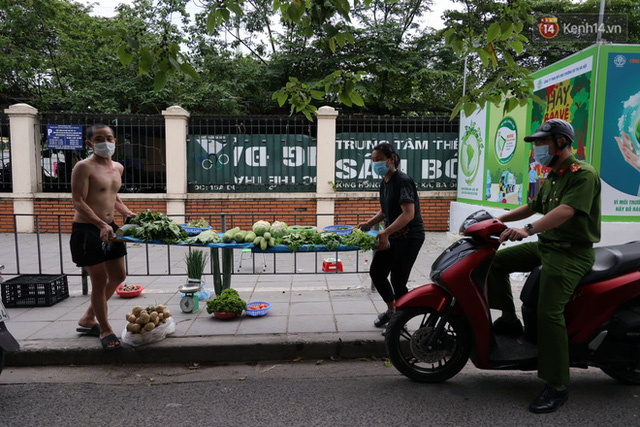  Hà Nội: Lực lượng chức năng ra quân tuyên truyền người dân dừng bán bia hơi và chợ cóc để phòng dịch Covid-19  - Ảnh 8.