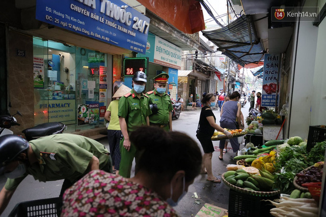  Hà Nội: Lực lượng chức năng ra quân tuyên truyền người dân dừng bán bia hơi và chợ cóc để phòng dịch Covid-19  - Ảnh 9.