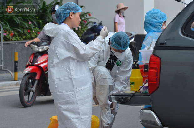  3 thành viên gia đình bác sĩ BV Phổi đi Đà Nẵng, về cùng chuyến bay với vợ chồng Giám đốc Hacinco đều dương tính SARS-CoV-2 - Ảnh 1.