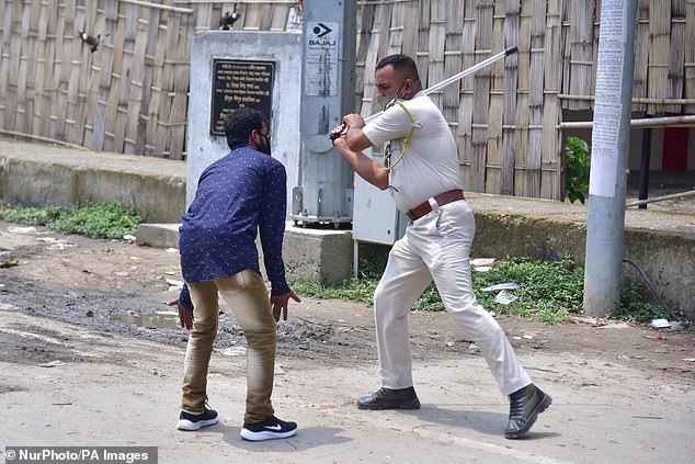  Chống dịch kiểu Ấn Độ: Cảnh sát cầm dùi cui truy đuổi, đánh đập người không chịu ở nhà - Ảnh 1.