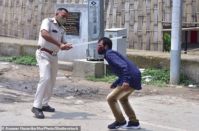  Chống dịch kiểu Ấn Độ: Cảnh sát cầm dùi cui truy đuổi, đánh đập người không chịu ở nhà - Ảnh 2.