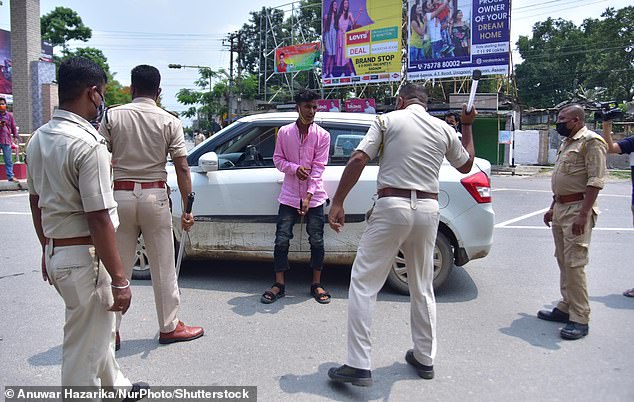  Chống dịch kiểu Ấn Độ: Cảnh sát cầm dùi cui truy đuổi, đánh đập người không chịu ở nhà - Ảnh 3.