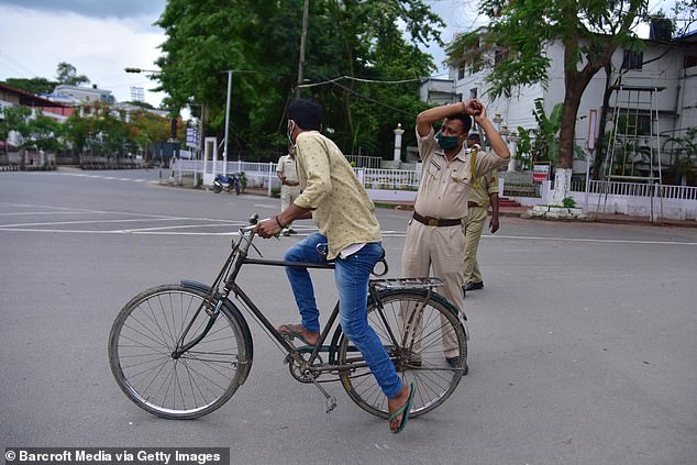  Chống dịch kiểu Ấn Độ: Cảnh sát cầm dùi cui truy đuổi, đánh đập người không chịu ở nhà - Ảnh 4.