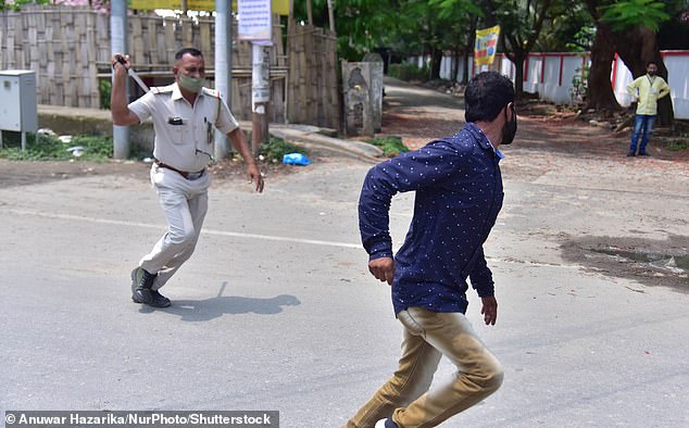  Chống dịch kiểu Ấn Độ: Cảnh sát cầm dùi cui truy đuổi, đánh đập người không chịu ở nhà - Ảnh 5.