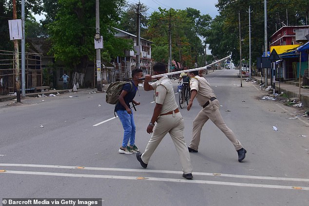  Chống dịch kiểu Ấn Độ: Cảnh sát cầm dùi cui truy đuổi, đánh đập người không chịu ở nhà - Ảnh 6.