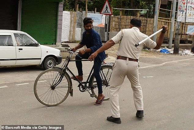  Chống dịch kiểu Ấn Độ: Cảnh sát cầm dùi cui truy đuổi, đánh đập người không chịu ở nhà - Ảnh 7.