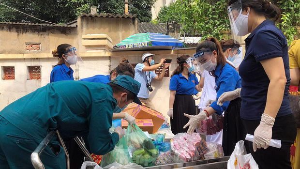  Hải Phòng tiếp tế cho hàng trăm dân khu phong tỏa liên quan nữ giáo viên mắc COVID-19 - Ảnh 4.